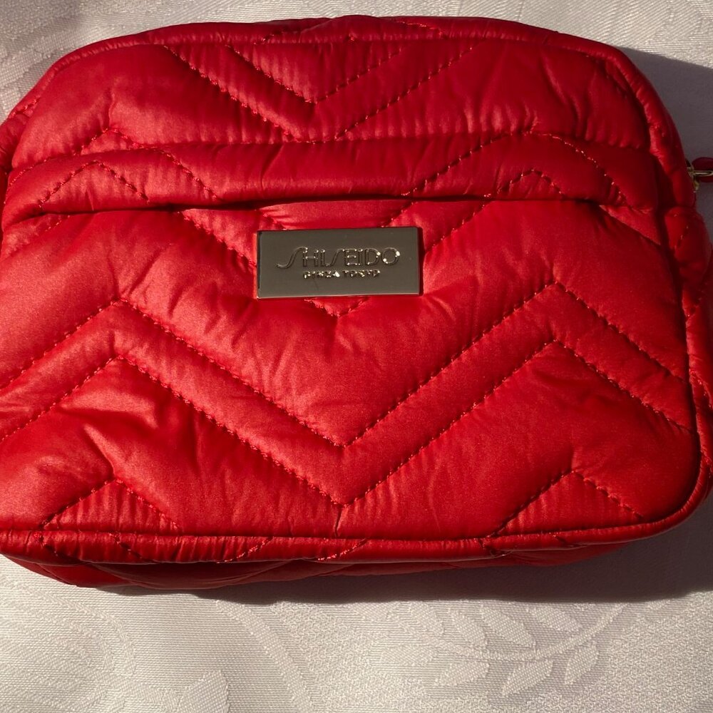 Shiseido Cosmetic Bag. Quilted. Red. Nylon. Top Zip Closure. Mint Condition.